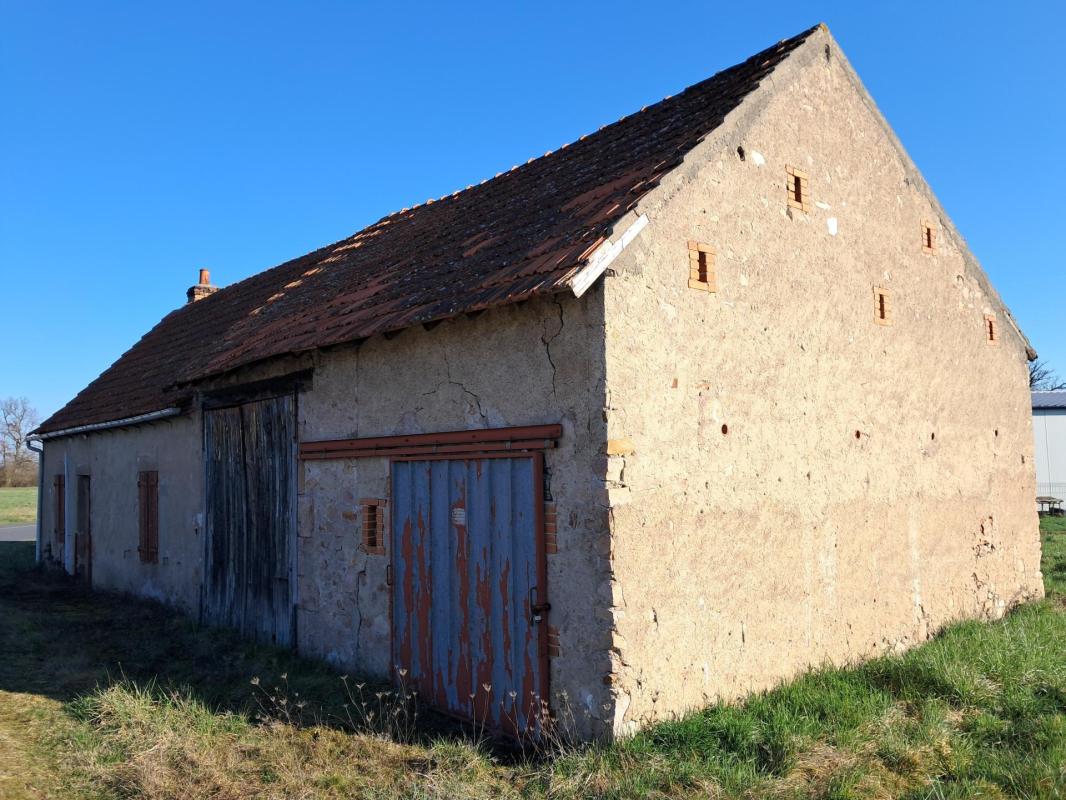 Maison à rénover à Lapalisse avec petit terrain - Photo 2