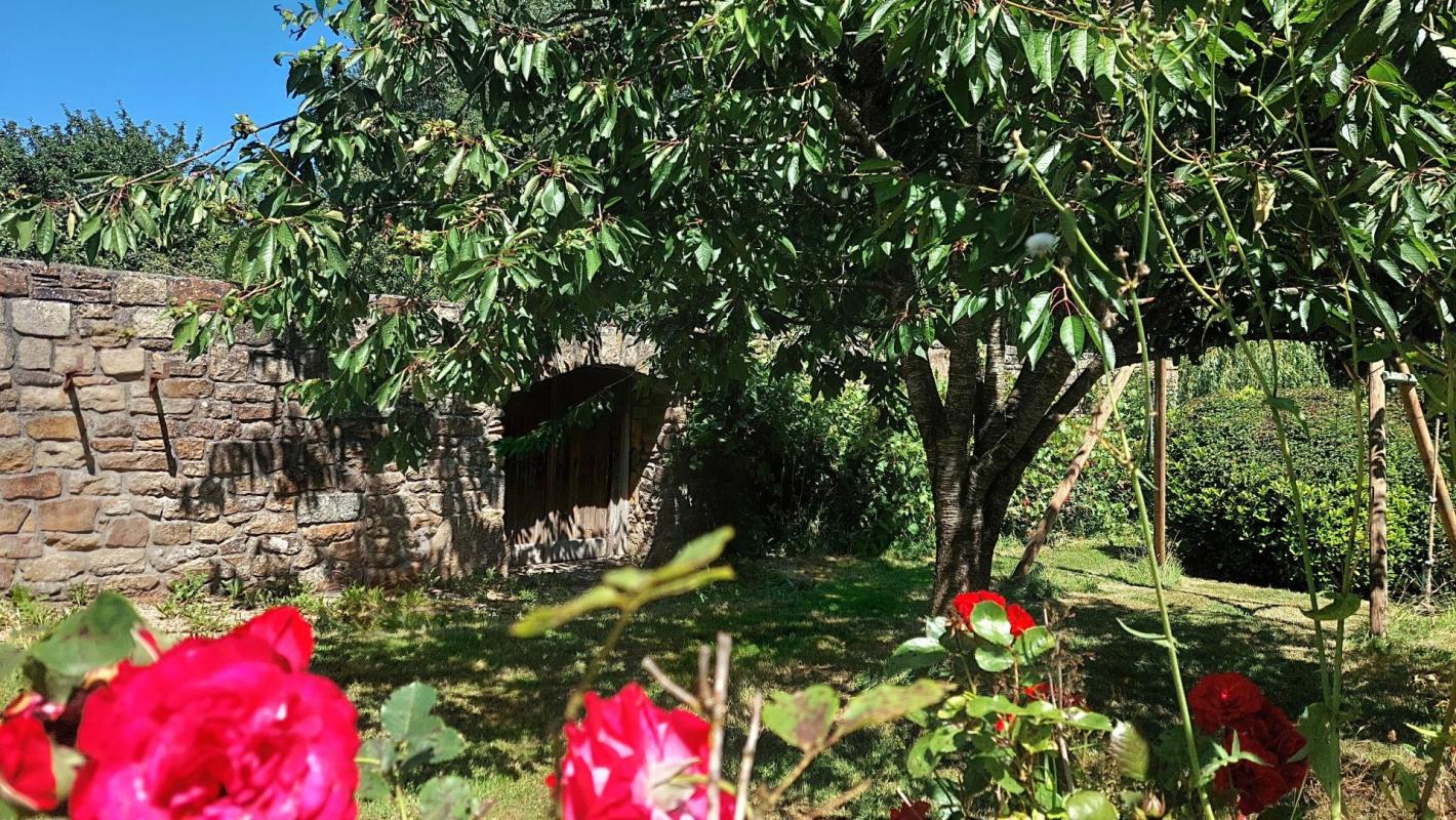 Maison en pierre - 190m² - Beau jardin de plus de 4000m² - Photo 2