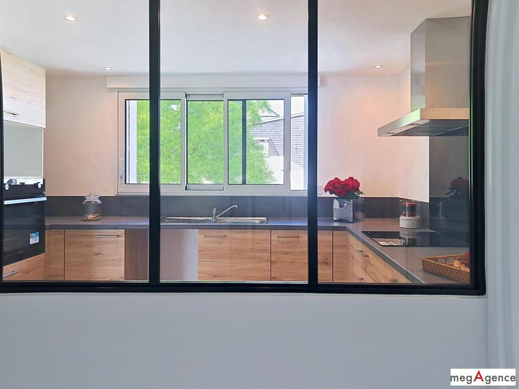 Alliance parfaite entre emplacement et rénovation de qualité pour cette maison 3 chambres - Photo 3