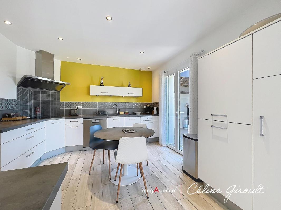 Maison faible consommation avec vie de plain-pied et car-port - Photo 5