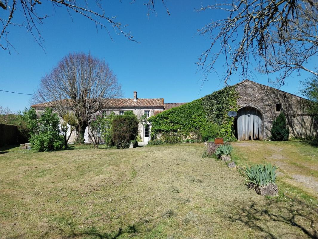 Maison charentaise à rénover – 210 m² – terrain arboré 3 500 m² – dépendances – profession libérale – Jonzac - Photo 3