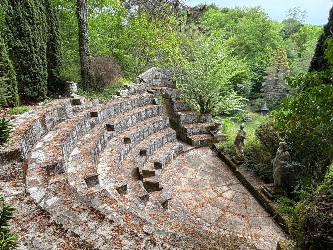 Propriété rare traversée par une rivière - Dépendances -Théatre de verdure - Photo 3