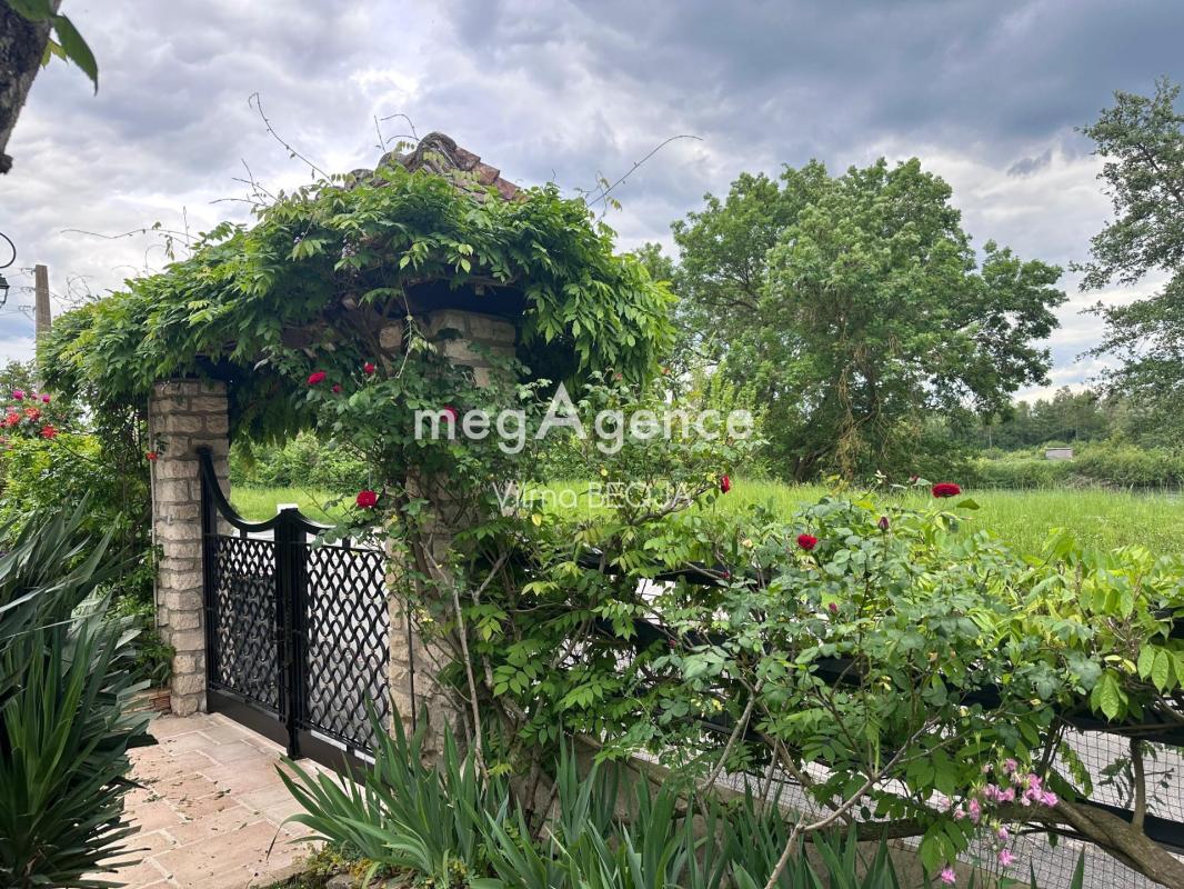 CHARMANTE PROPRIETE AVEC PISCINE - Photo 4