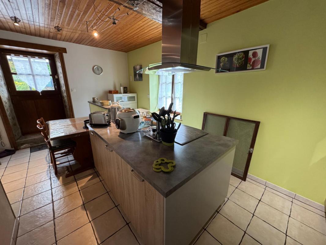 Maison en pierre avec jardin et garages - Photo 5