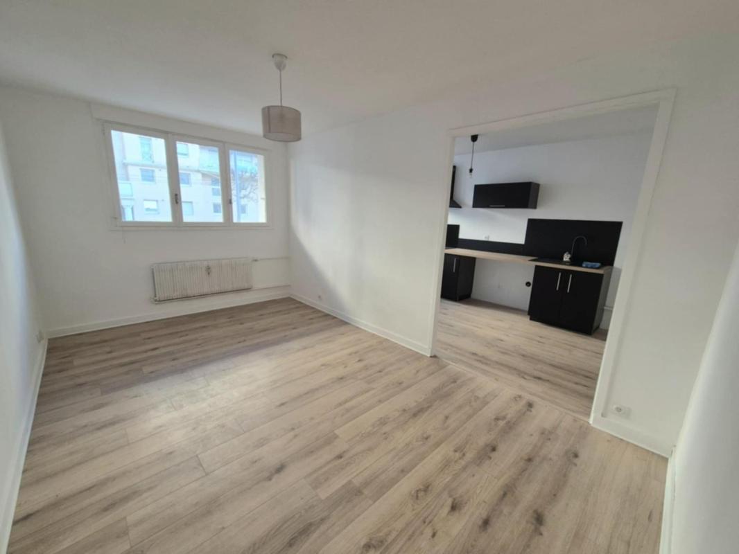 Grand T2 rénové:  Chauffage + eau chaude +  froide inclu!! - Photo 2