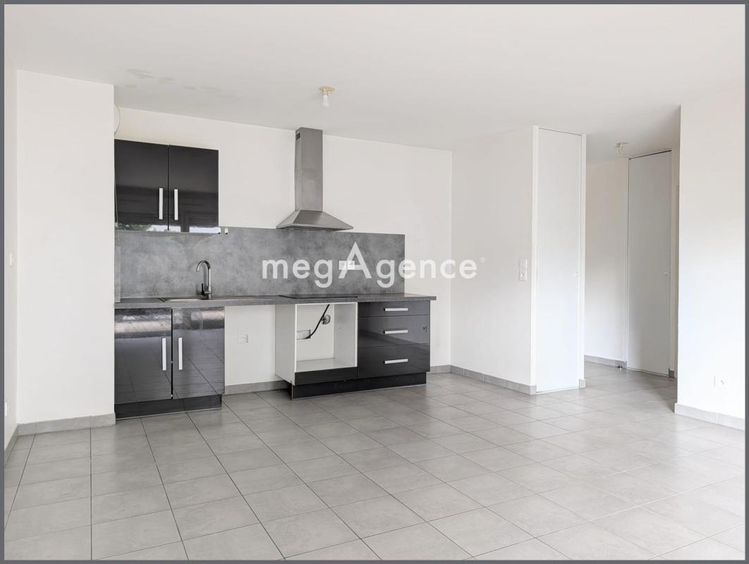 MEYZIEU CENTRE – BEL APPARTEMENT T3 DE 61 m² AVEC BALCON DANS RÉSIDENCE RÉCENTE - Photo 2