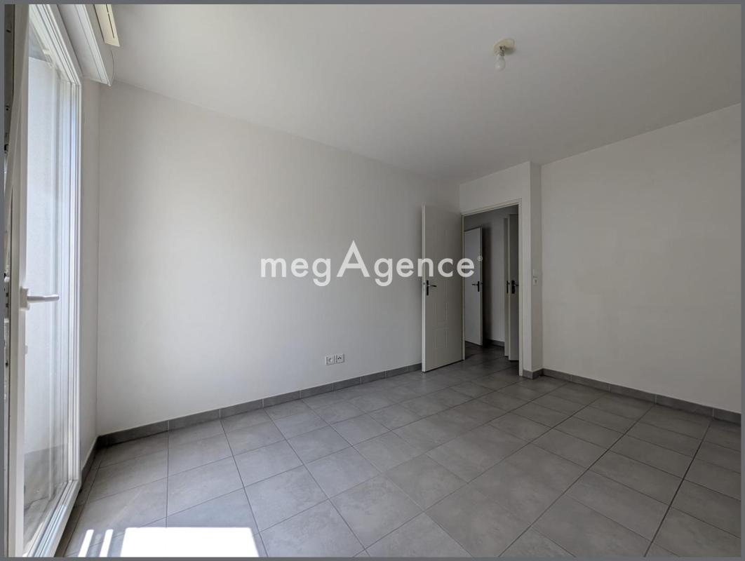 MEYZIEU CENTRE – BEL APPARTEMENT T3 DE 61 m² AVEC BALCON DANS RÉSIDENCE RÉCENTE - Photo 4
