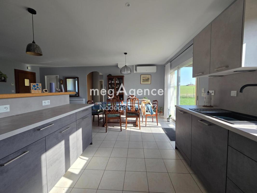 Maison plain-pied 3 chambres – 1200 m² terrain – Garage – Pompe à chaleur – Antezant-la-Chapelle - Photo 2