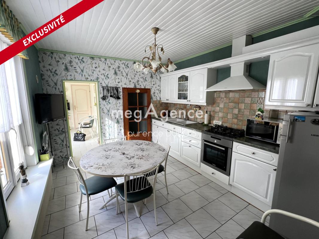 Située dans un secteur calme d'Auchel à 2 min du bois de Saint Pierre et 2 min du centre ville, maison 4 chambres "Coup de coeur" parfaitement entretenue, qui saura accueillir une famille - Photo 2