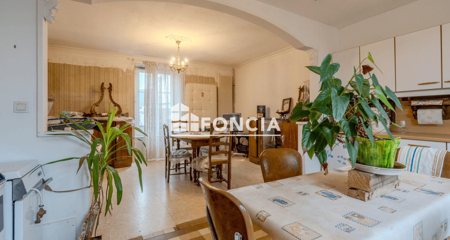 Maison de ville au cœur de Tuffé Val de la Chéronne – Charme, espace et authenticité !