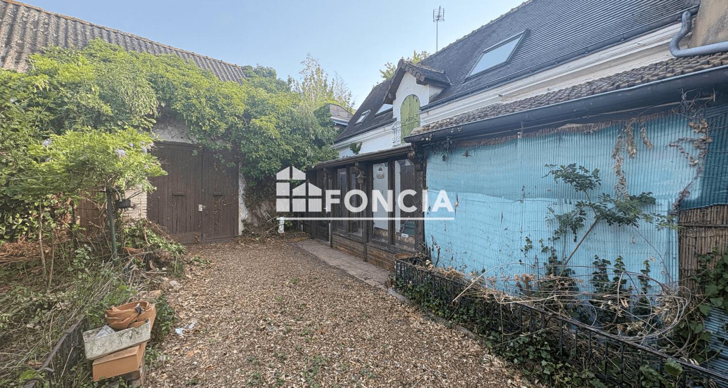 Maison à rénover en plein cœur de Connerré – Beau potentiel !