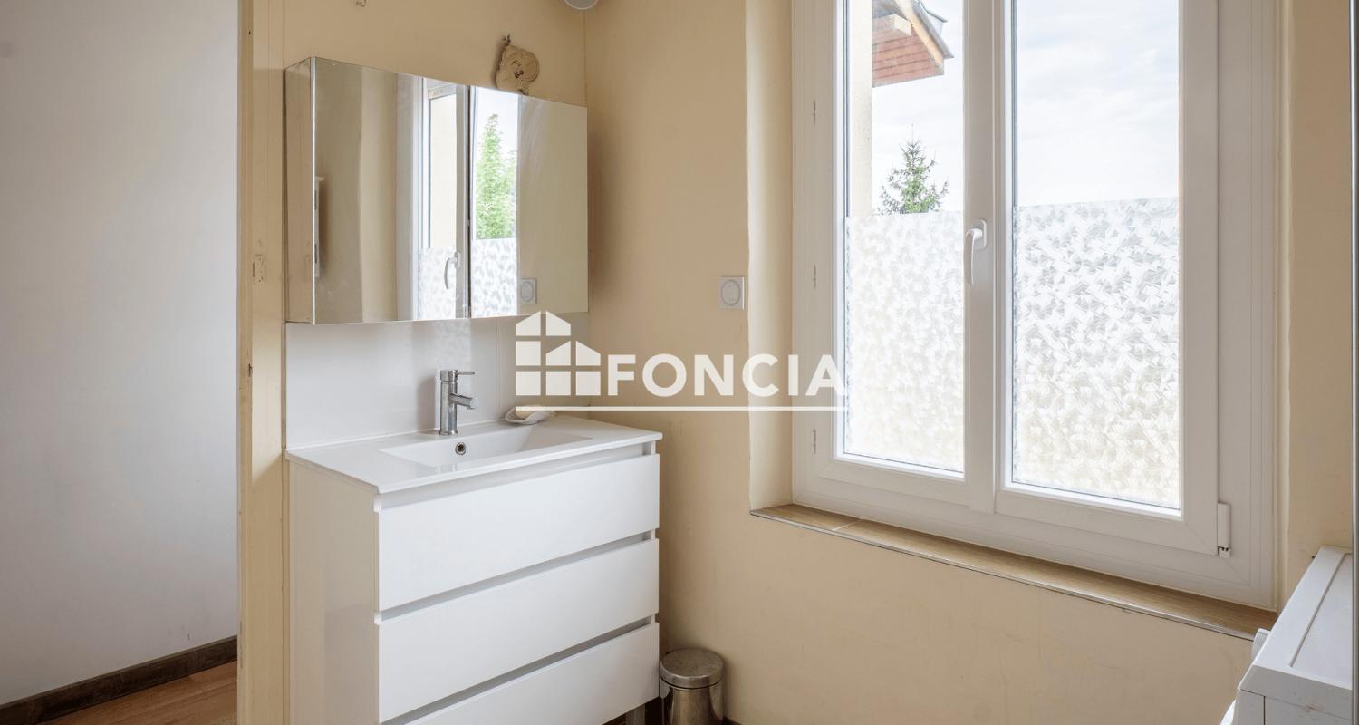 Maison de bourg avec terrain – Proche du centre de Connerré