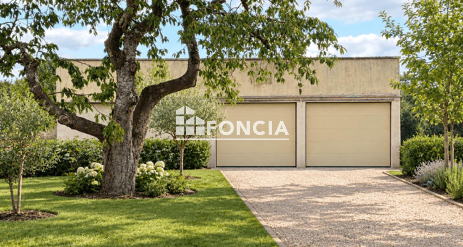 À VENDRE – Maison en briques à rénover avec grand entrepôt de 190 m²