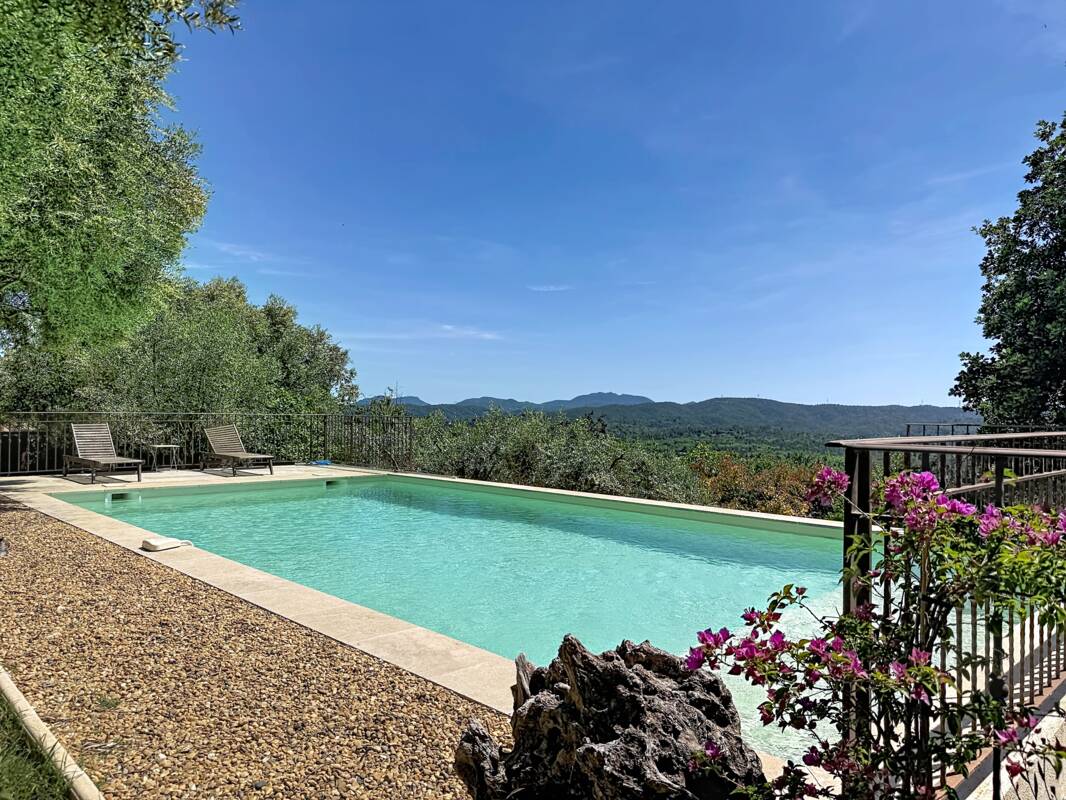 MONTAUROUX Vue imprenable pour cette villa contemporaine  d’environ 225 m² - Photo 3