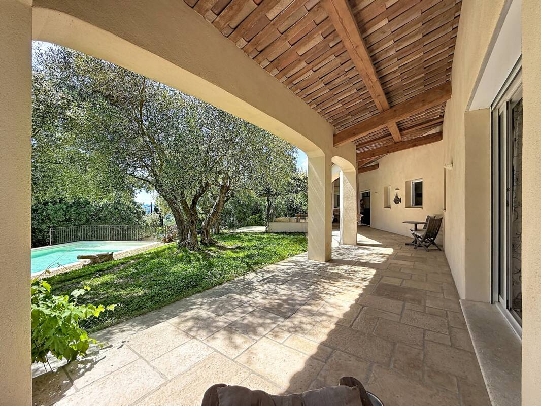 MONTAUROUX Vue imprenable pour cette villa contemporaine  d’environ 225 m² - Photo 5