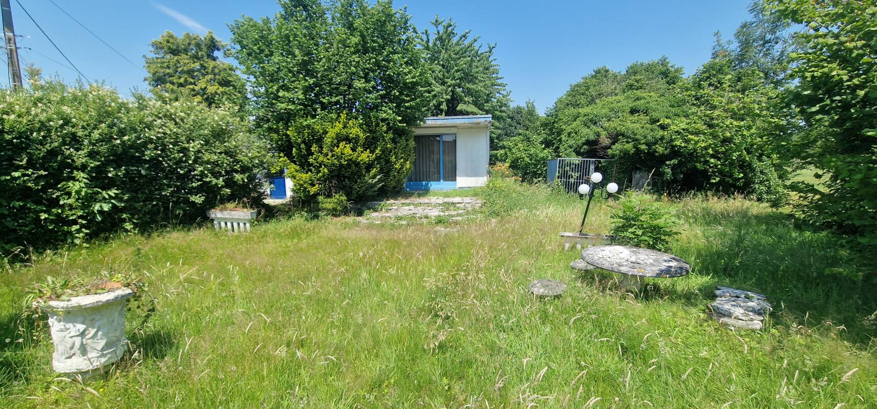 Terrain de 855 m2 avec maison de 45 m² et garage
