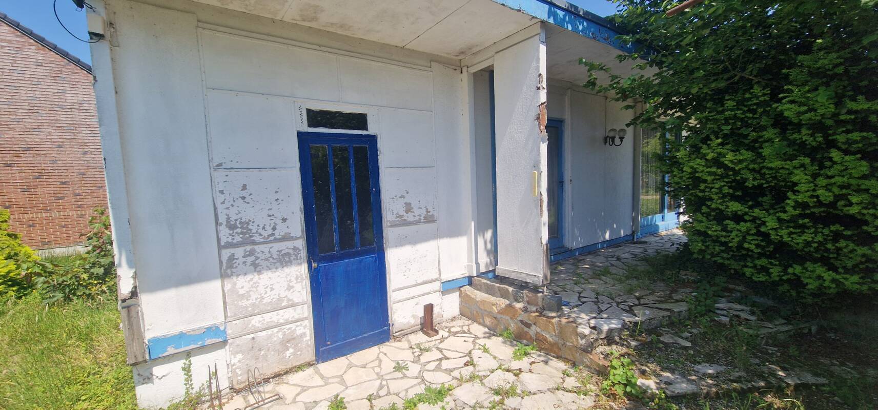 Terrain de 855 m2 avec maison de 45 m² et garage