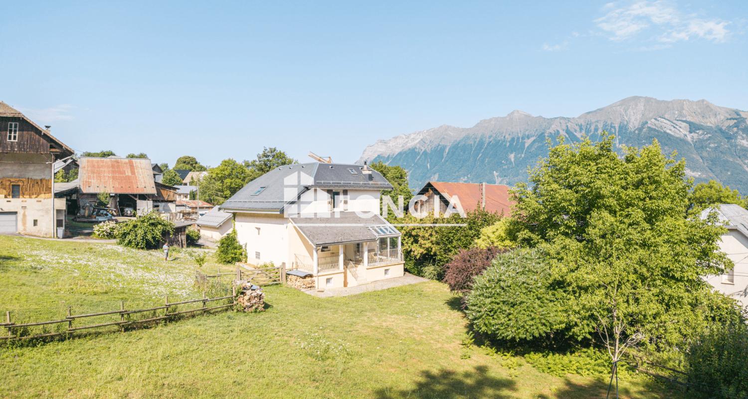 Maison individuelle sur 1796 m2 de terrain