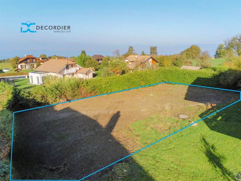 TERRAIN PLAT AVEC VIABILITÉS EN BORDURE