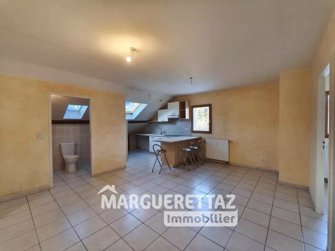 T3 mansardé dans petite copropriété - Photo 4