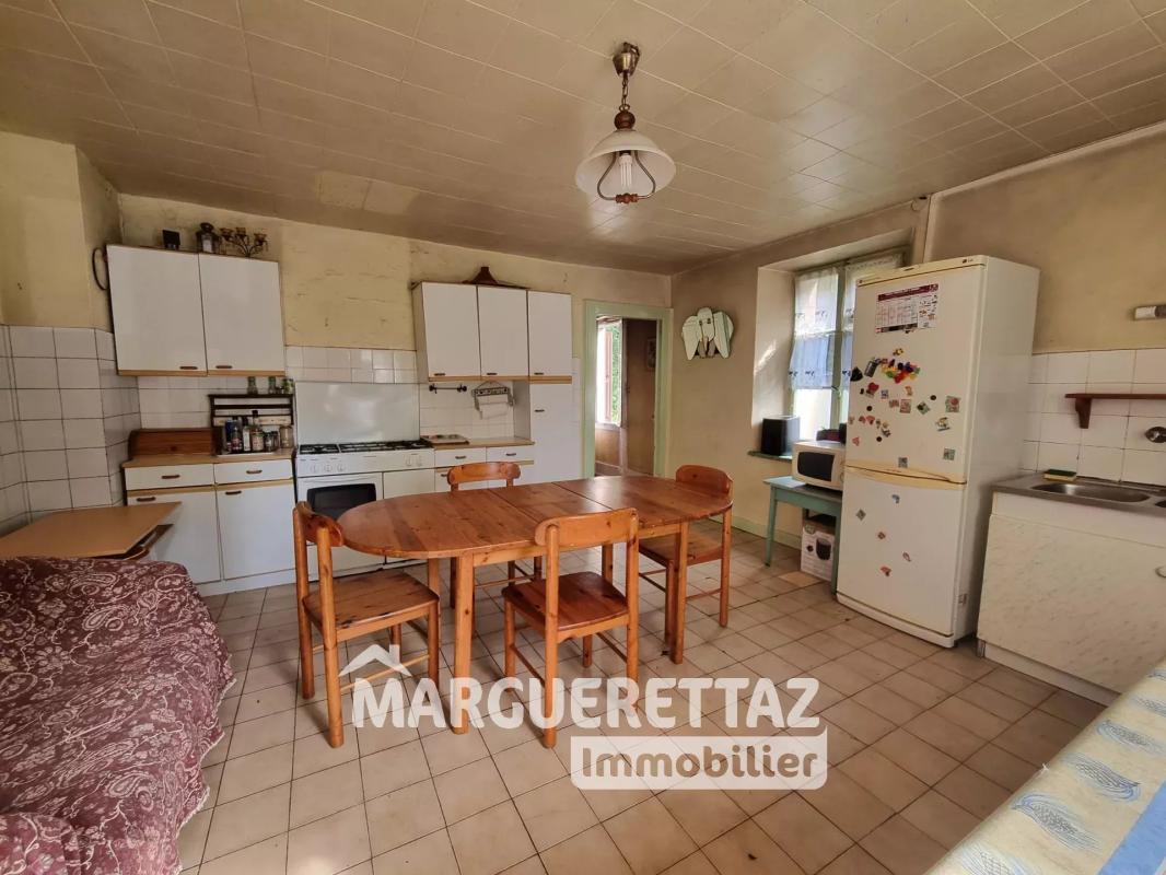 Maison de 220m² pour 350 utile entièrement à rénover - ST JEOIRE - Photo 2