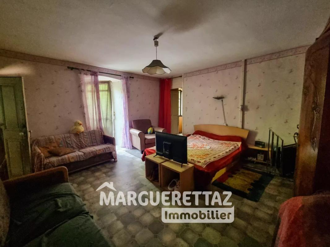 Maison de 220m² pour 350 utile entièrement à rénover - ST JEOIRE - Photo 5