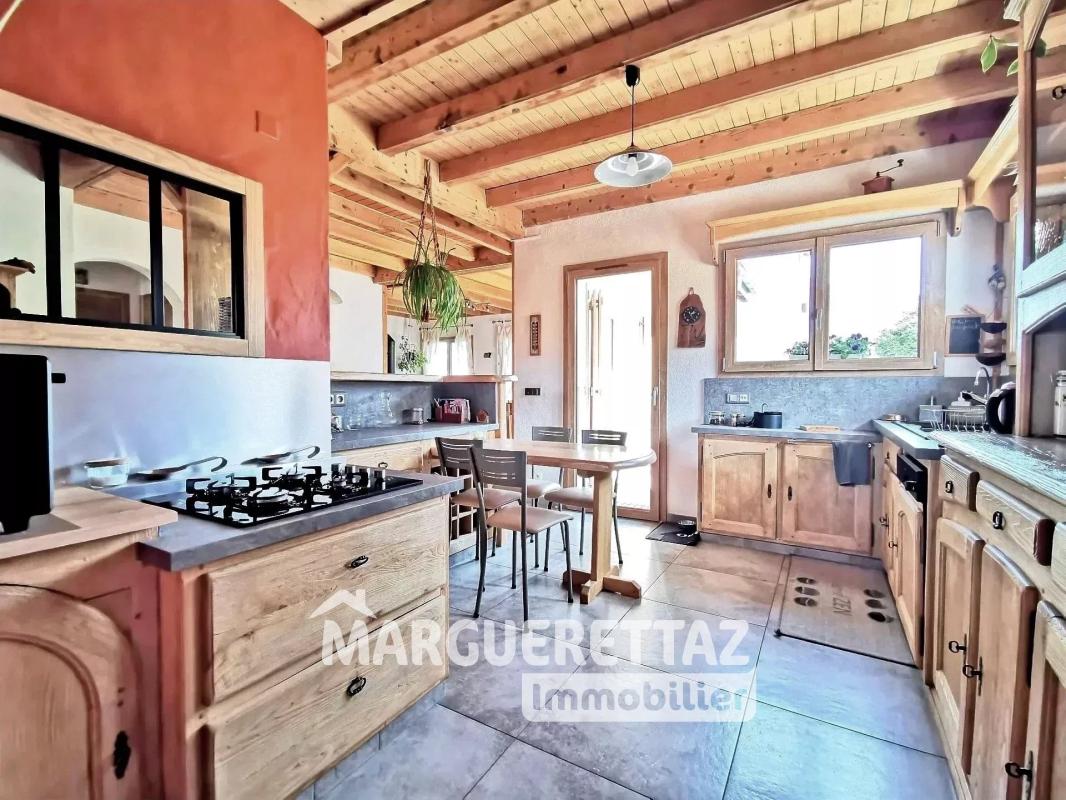 Vue Môle pour cette belle maison cossue avec sous-sol complet, au calme,  sur 1353 m² de terrain - Photo 5