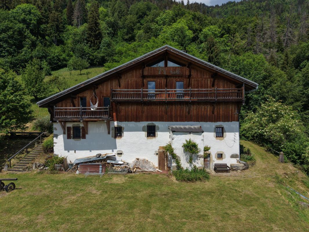 Rare ferme historique sur un vaste terrain avec vue imprenable