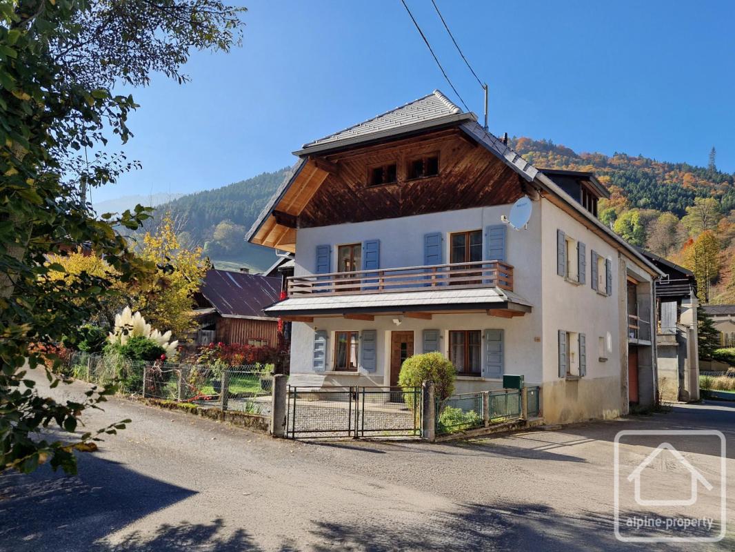 Une charmante maison de village avec 3 chambres, un jardin et un mazot indépendant offrant un potentiel de développement supplémentaire