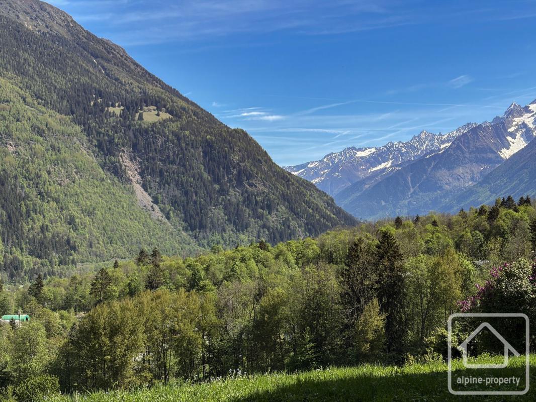 Ferme indépendante de 4 chambres sur un grand terrain dans un environnement calme, double garage, parking privatif, vue sur le Mont-Blanc, à 1 heure de Genève