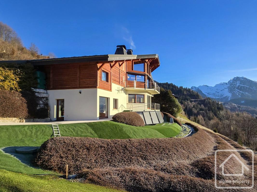 Magnifique chalet de 7 chambres avec vue sur le Mont-Blanc, terrasses panoramiques, vaste espace de stationnement et fort potentiel locatif