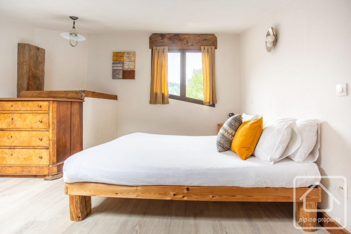 Propriété de 10 chambres, à courte distance de marche des pistes de ski, jardin privé avec ruisseau, parking privé, à 1 heure de Genève