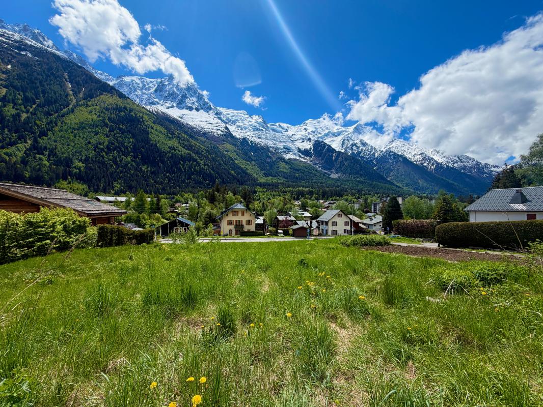 Terrain constructible de premier choix de 1 221 m² avec une vue imprenable sur le Mont Blanc, à 5 minutes à pied du centre de Chamonix, à une heure de Genève