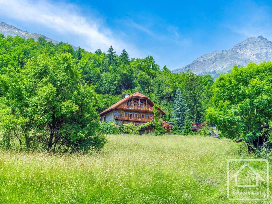 Superbe propriété indépendante de 7 chambres avec piscine, nichée dans les Alpes françaises, aux portes de la vallée de Chamonix