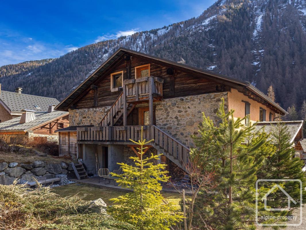Une maison savoyarde traditionnelle de 380m2, entièrement meublée avec jardin paysagé au cœur de Vallorcine, à 1 km des remontées mécaniques