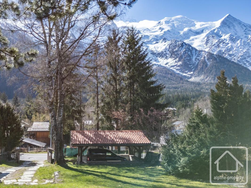 Ferme du Pays historique de 5 chambres orientée plein sud, avec mazot et parking couvert, proche du centre de Chamonix, offrant une vue sur le Mont-Blanc, un grand jardin paysager et un potentiel de développement