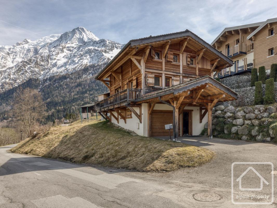 Chalet individuel skis aux pieds de 4 chambres avec sauna, ski-room et garage, proche de Chamonix et de Genève