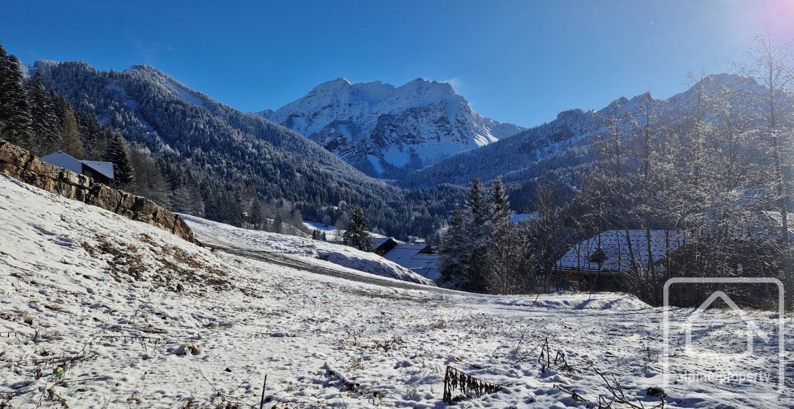 Un charmant terrain ensoleillé avec vue sur les montagnes dans le domaine skiable de la Chèvrerie, Roc d'Enfer