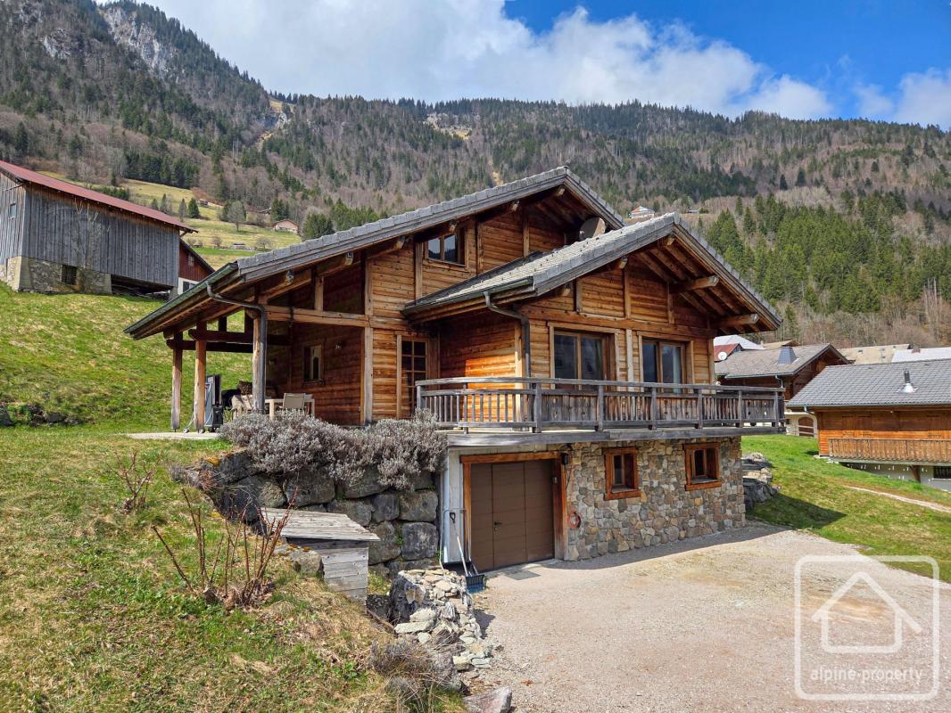 Un magnifique et spacieux chalet situé dans un joli village à proximité des domaines skiables