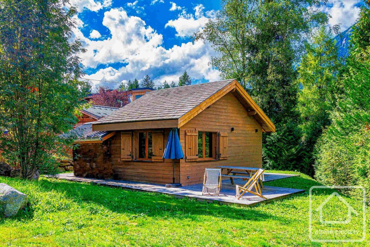 Chalet "de carte postale" de 2 chambres, récemment rénové avec jardin et parking. Vues sur le Mont Blanc, à quelques pas du centre de Chamonix et à 1h de Genève