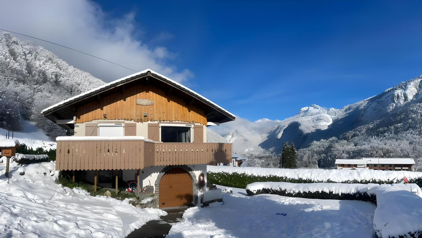 Spacieux chalet exposé plein sud avec piscine et appartement indépendant