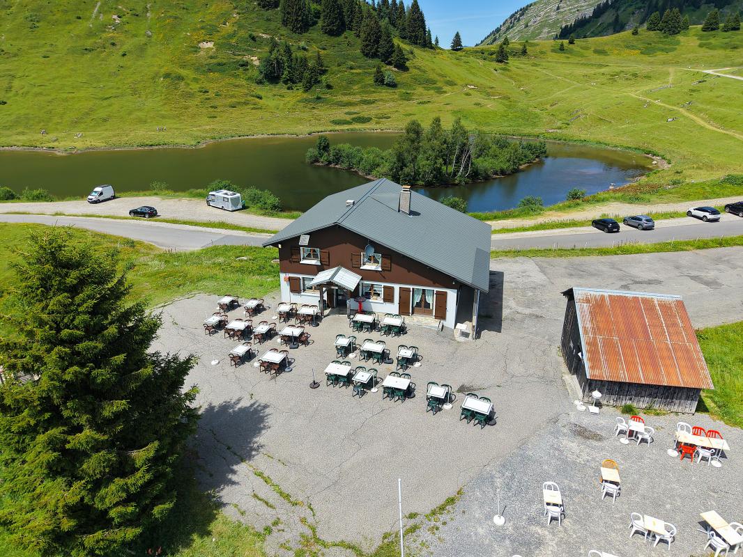 Restaurant de montagne avec vue panoramique sur le Mont-Blanc – Col de Joux Plane