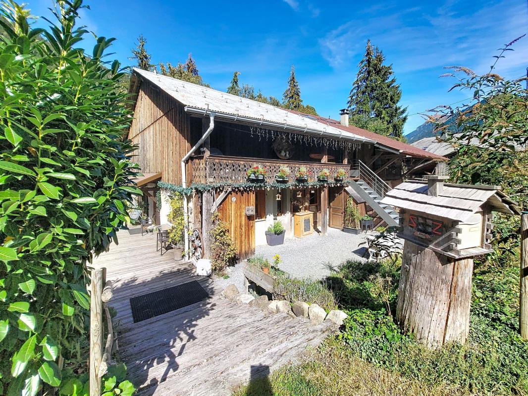 Maison en pierre de caractère au cœur de la station, avec jardin et terrasses, 145 m² habitables + 75 m² à aménager. Excellent potentiel