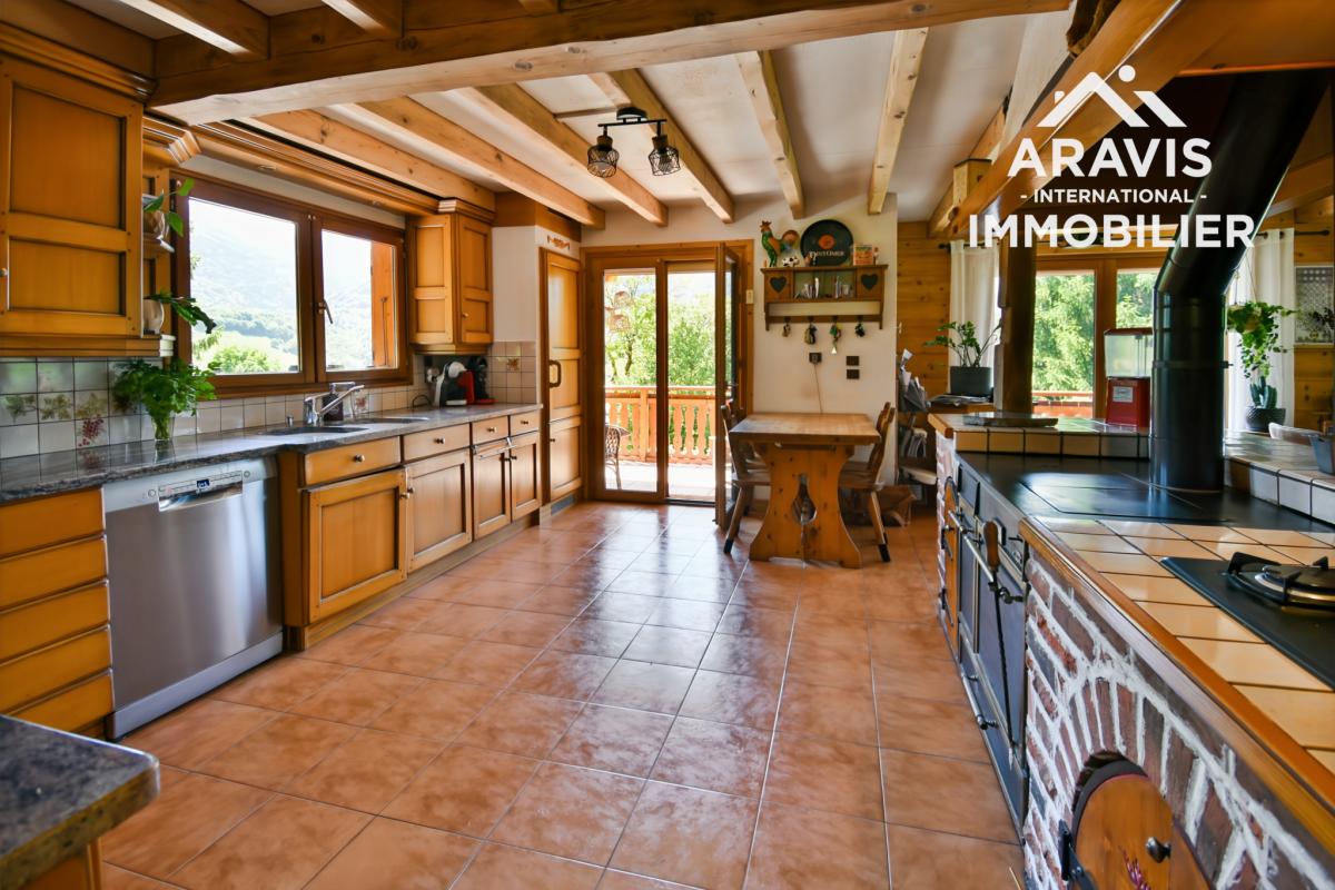 Chalet familial avec vue dégagée et piscine - Photo 5