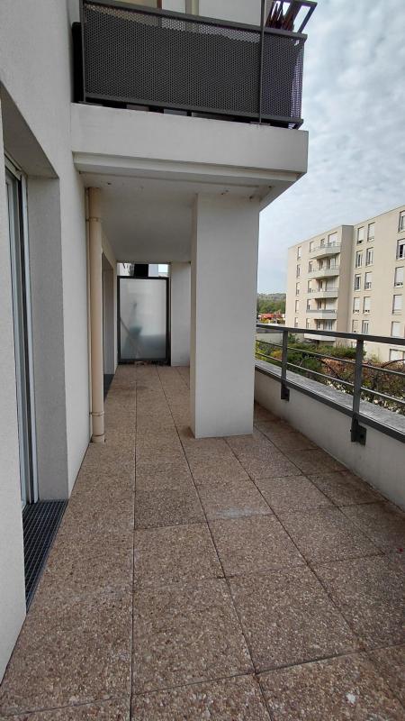 Photo 10 : terrasse en L, balcon de l’étage au-dessus qui couvre une partie, immeuble en face éloigné