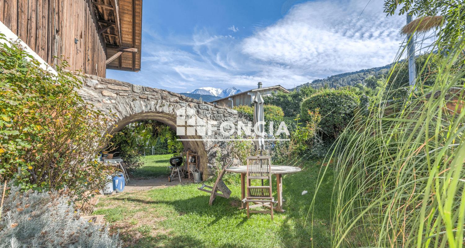 Authentique ferme de caractère avec grange à aménager et vue panoramique sur les montagnes environnantes