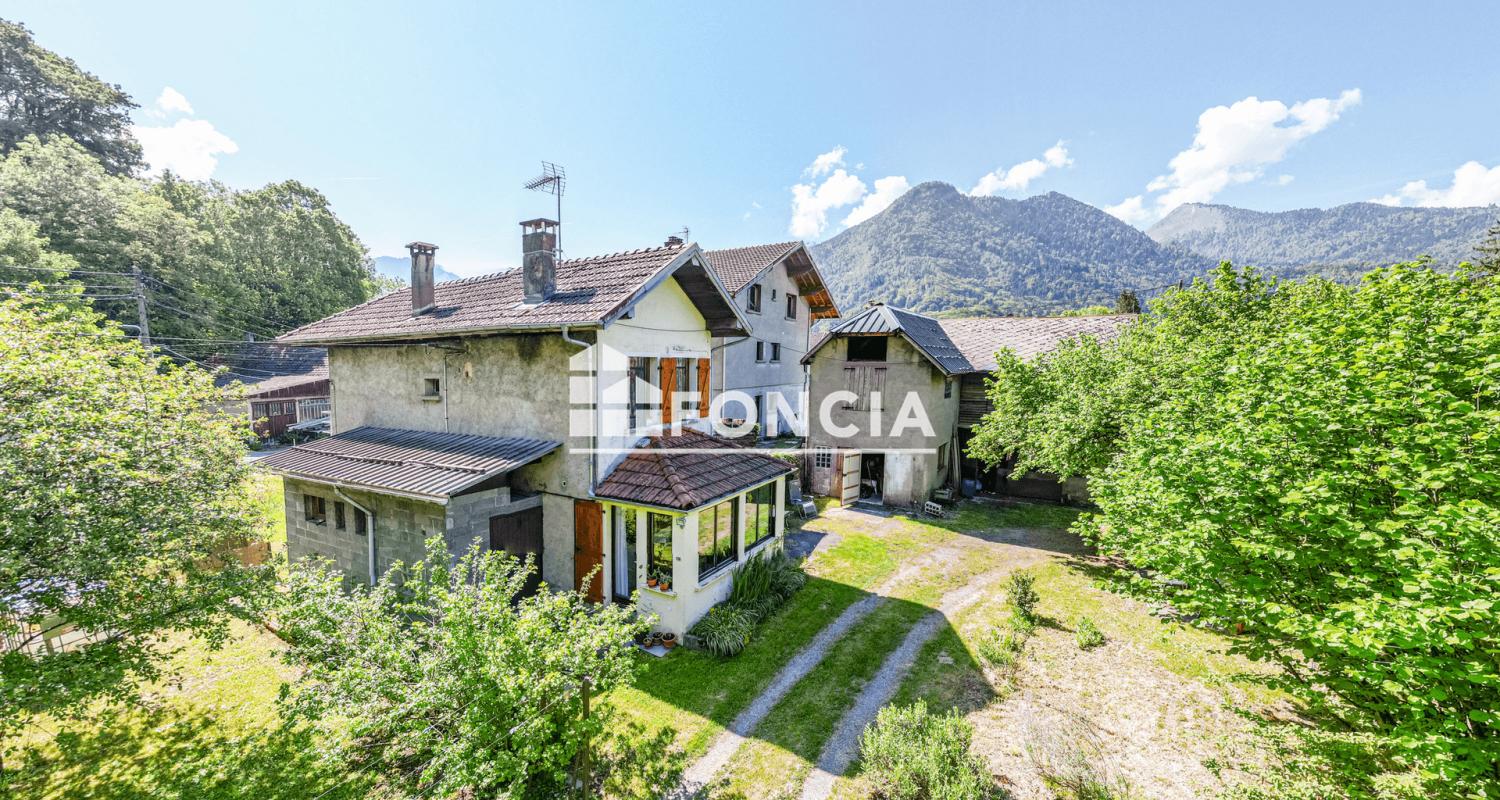Ensemble immobilier à fort potentiel une maison de 64 M2 et grange 144 M2 à réhabiliter avec grand jardin plat