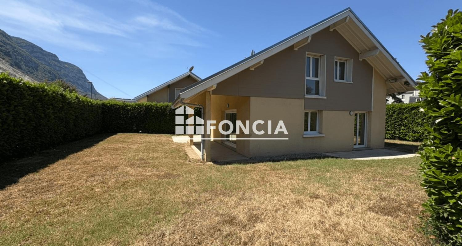 Étrembières – Villa mitoyenne 5 chambres avec jardin de 308 m², garage et abri voiture, à proximité de la douane de Veyrier