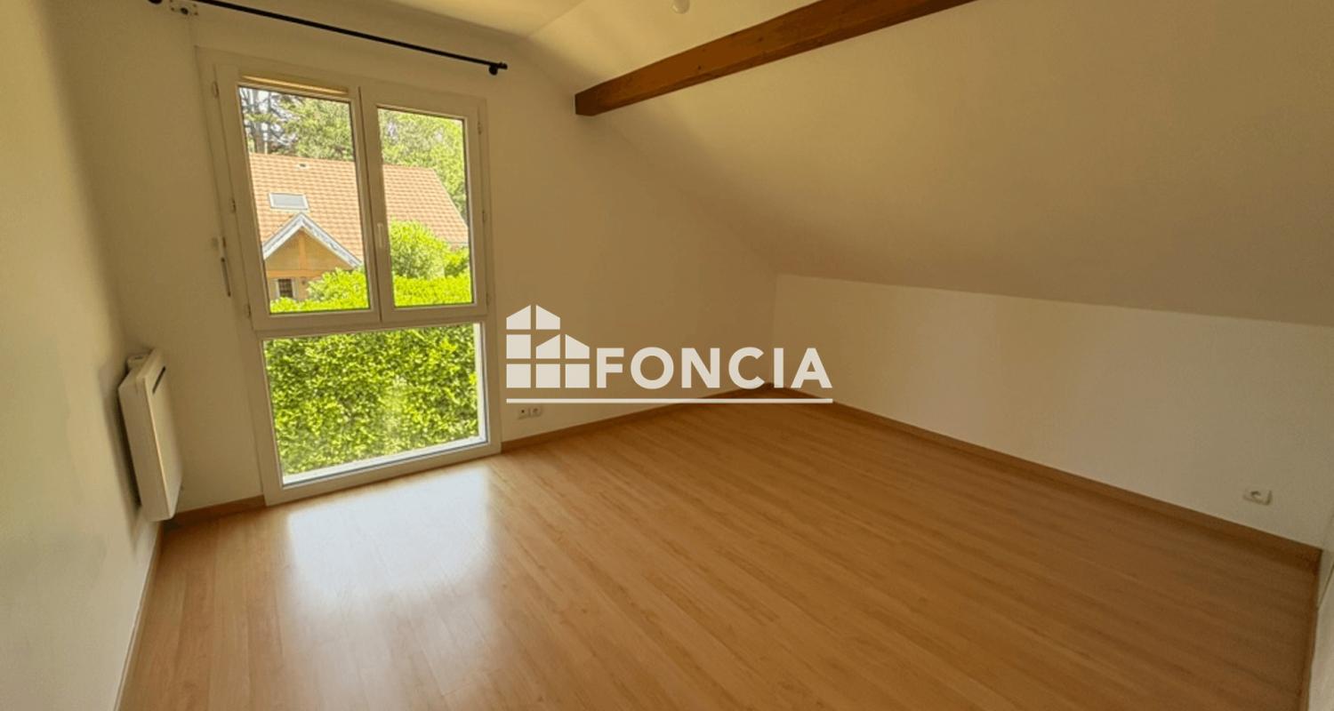 Étrembières – Villa mitoyenne 5 chambres avec jardin de 308 m², garage et abri voiture, à proximité de la douane de Veyrier
