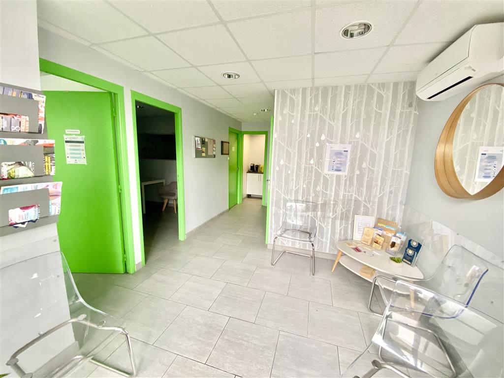 Bureaux avec accès indépendant, vitrine, accès PMR